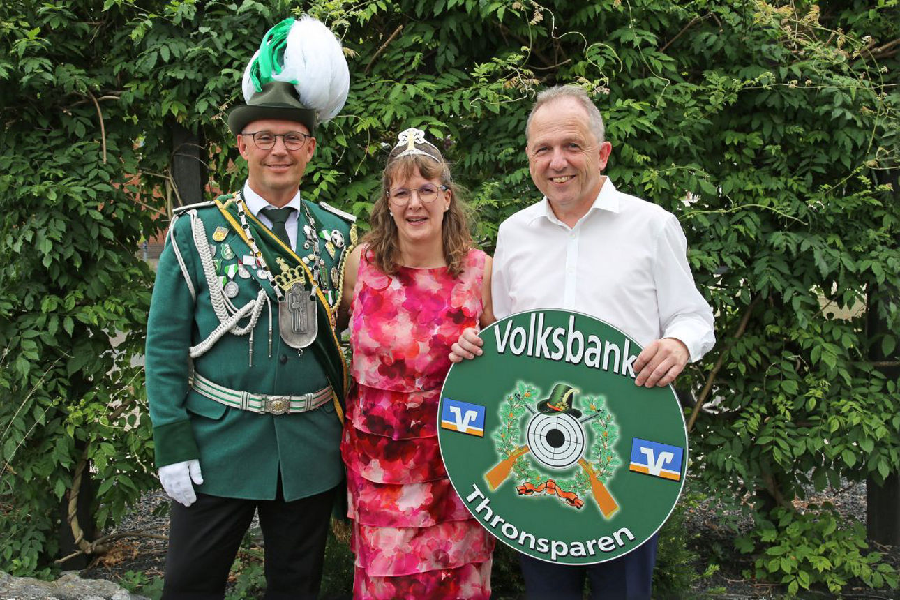 Schützenkönigspaar Esserden mit einem Mitarbeiter der Volksbank Emmerich-Rees eG