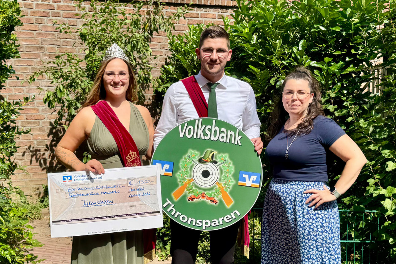Königspaar Haldern und Mitarbeiterin der Volksbank