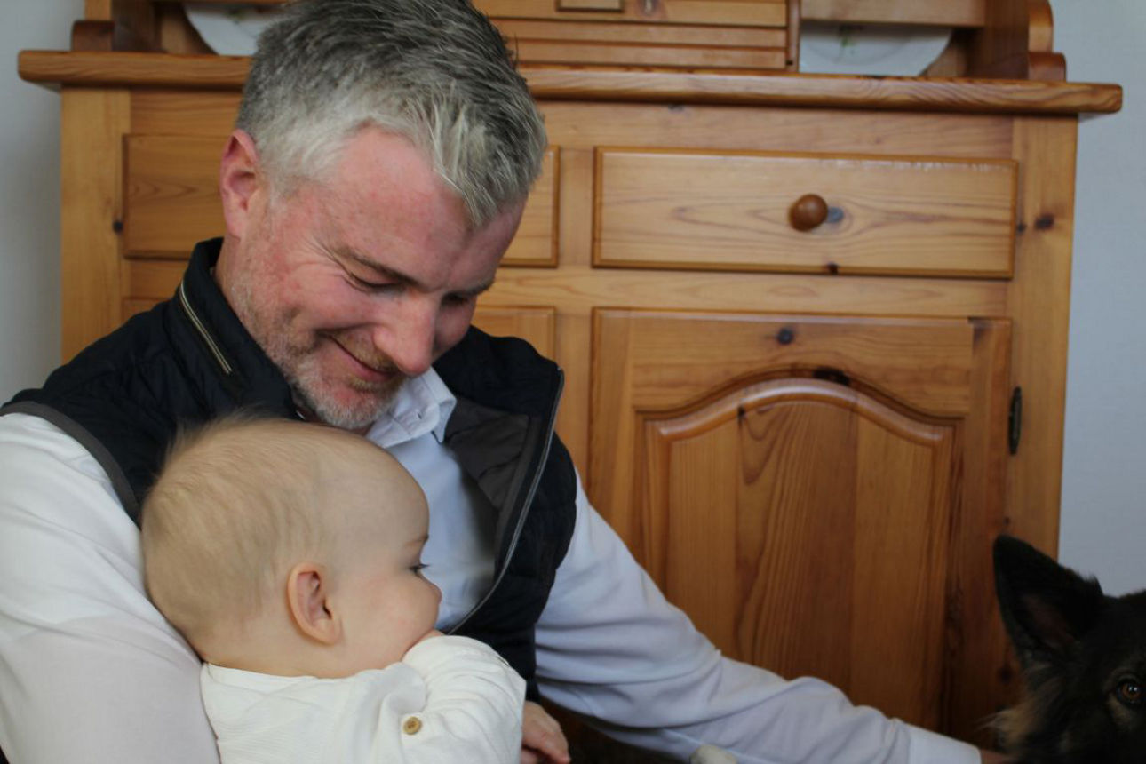 Vater mit Kind auf dem Arm