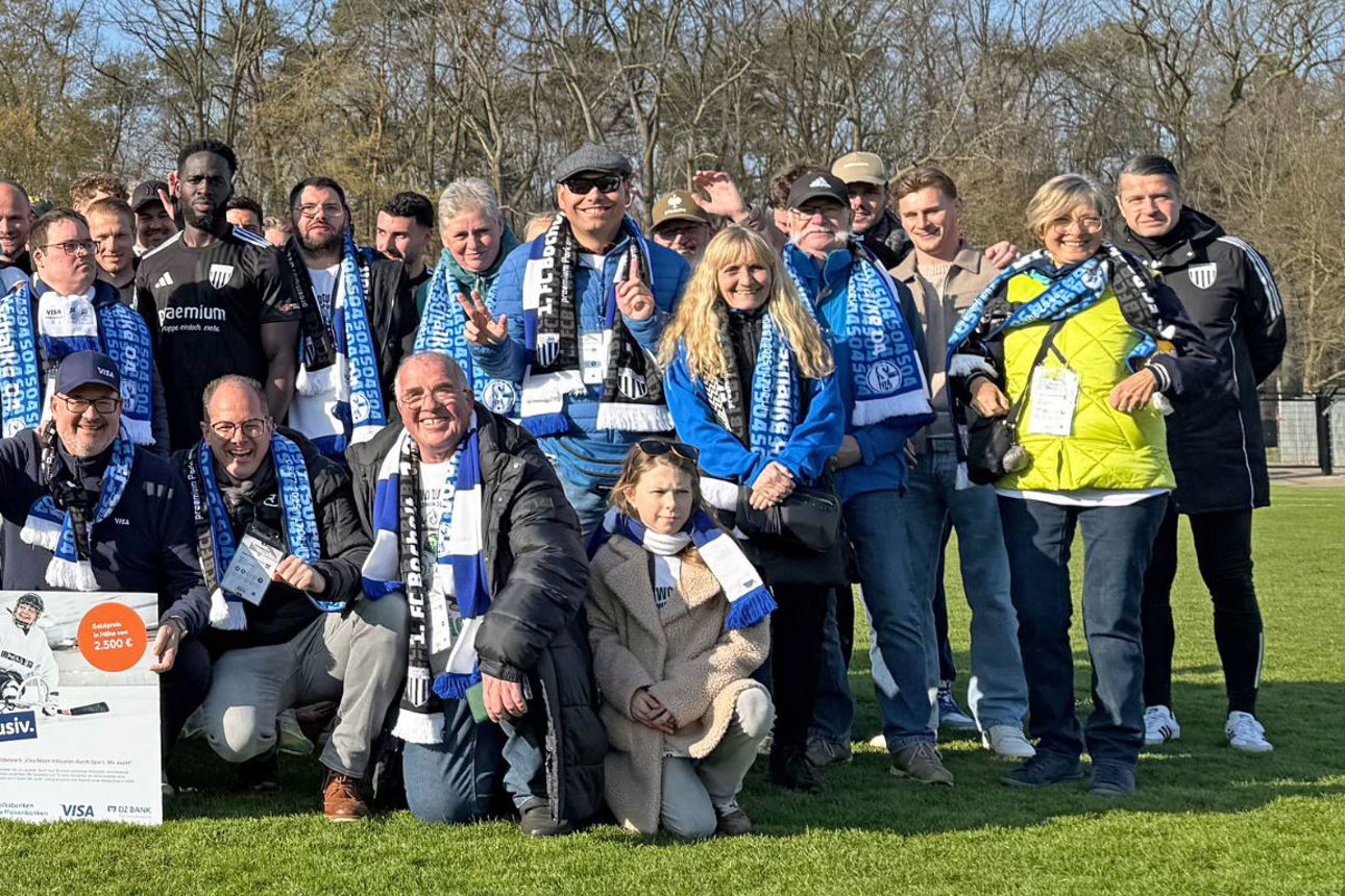 Übergabe des Sonderpreises und Gruppenbild der Handicap-Fussballer SV Rees
