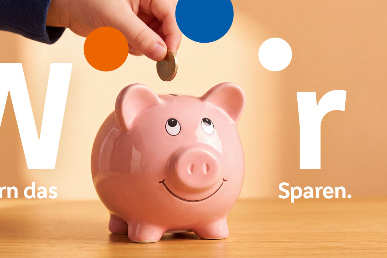 Sparschwein in das eine Münze geworfen wird und der Wir-Slogan