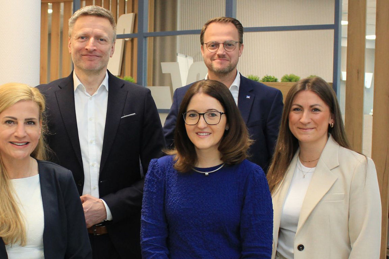 Gruppenbild neue Mitarbeiter mit Peter Schau, Michael Pohlmann und Jelena Sarcevic
