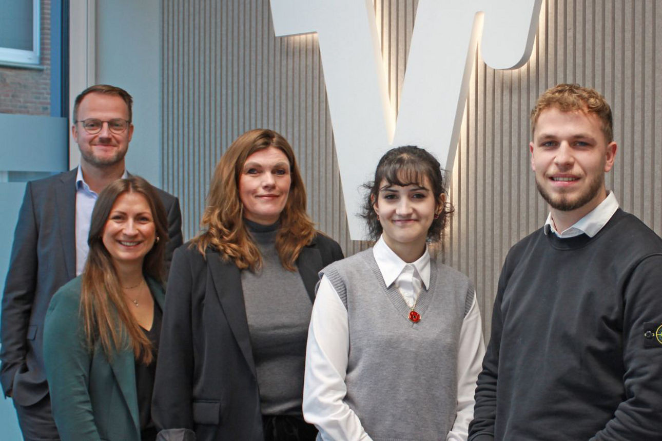 Gruppenbild Personalleitung und Vorstand mit neuen Mitarbeitern