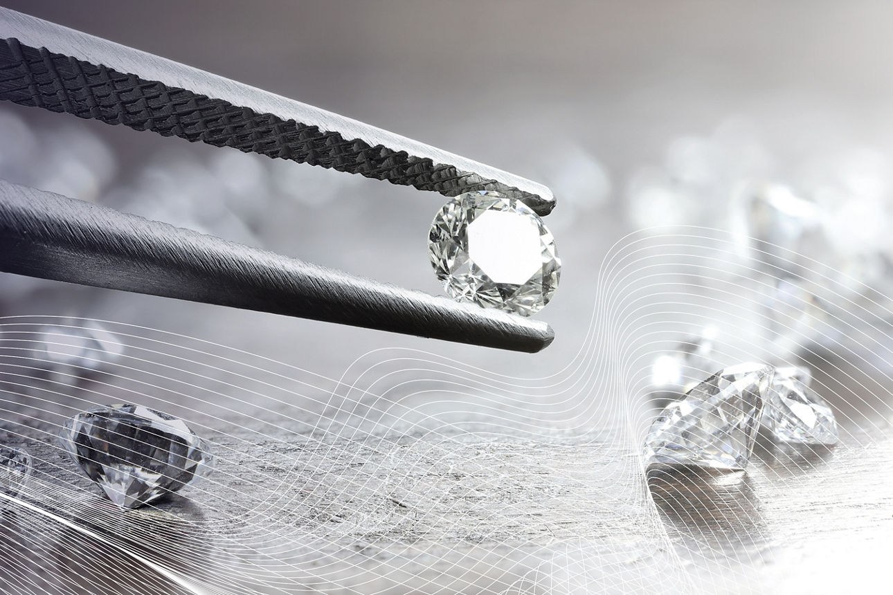 Pinzette hält Diamantring, lose Diamanten liegen auf strukturierter Oberfläche