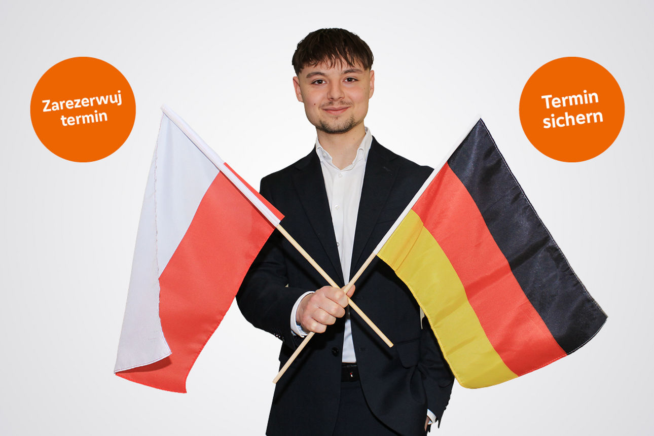 Junger Mann mit der deutschen und der polnischen Flagge in den Händen