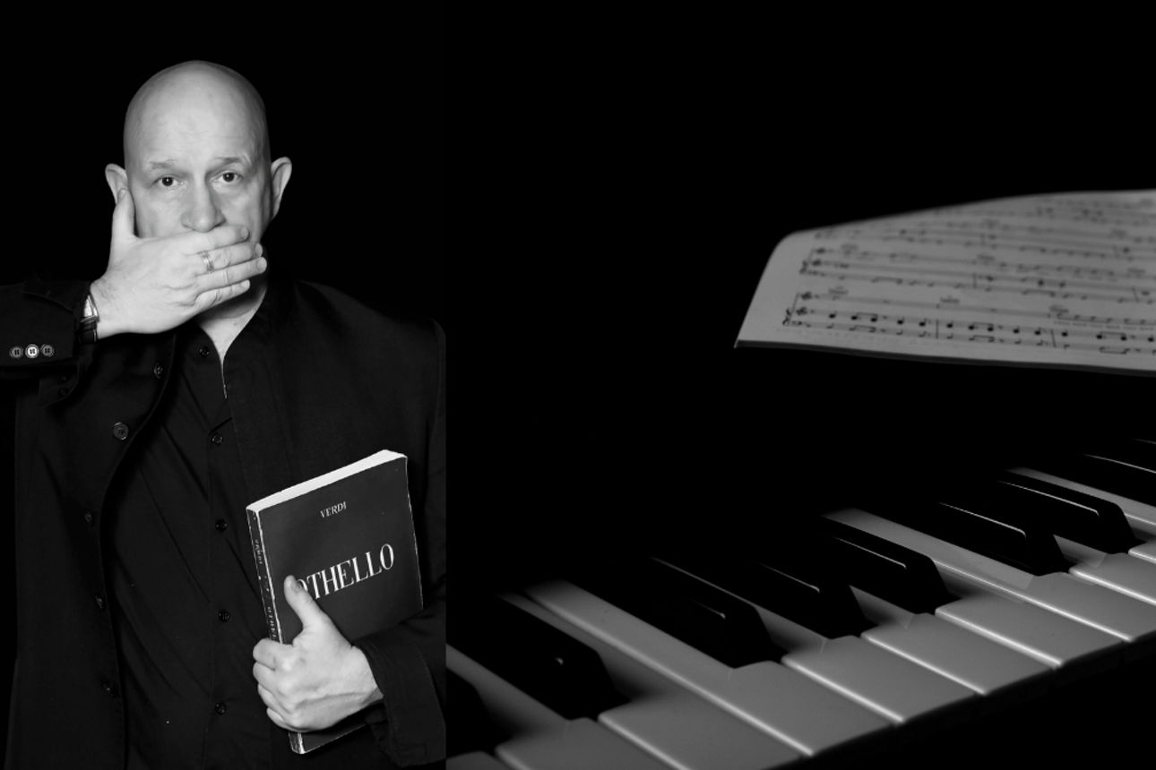 Sascha Dücker mit einem Klavier