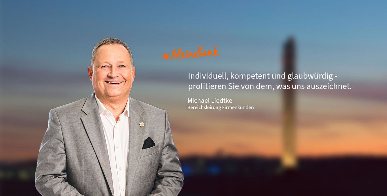 Mitarbeiterbild: Herr Michael Liedtke und im Hintergrund verschwommen die Stadt Rottweil.