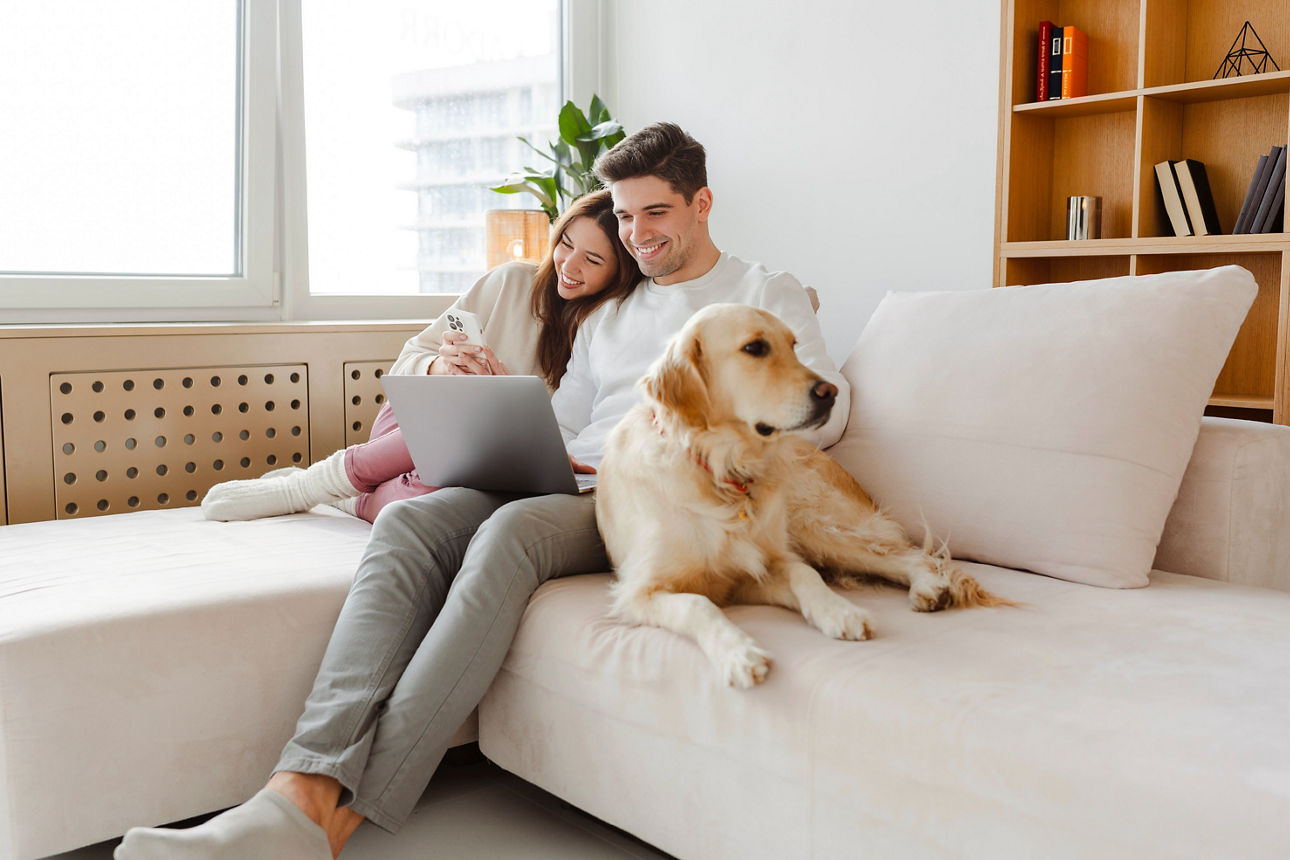 Paar mit Hund auf der Couch