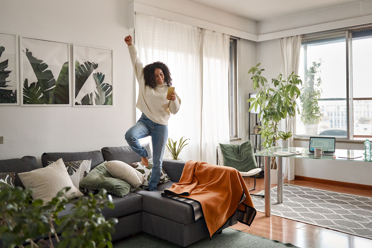 Frau sitzt auf dem Boden und arbeitet an einem Laptop