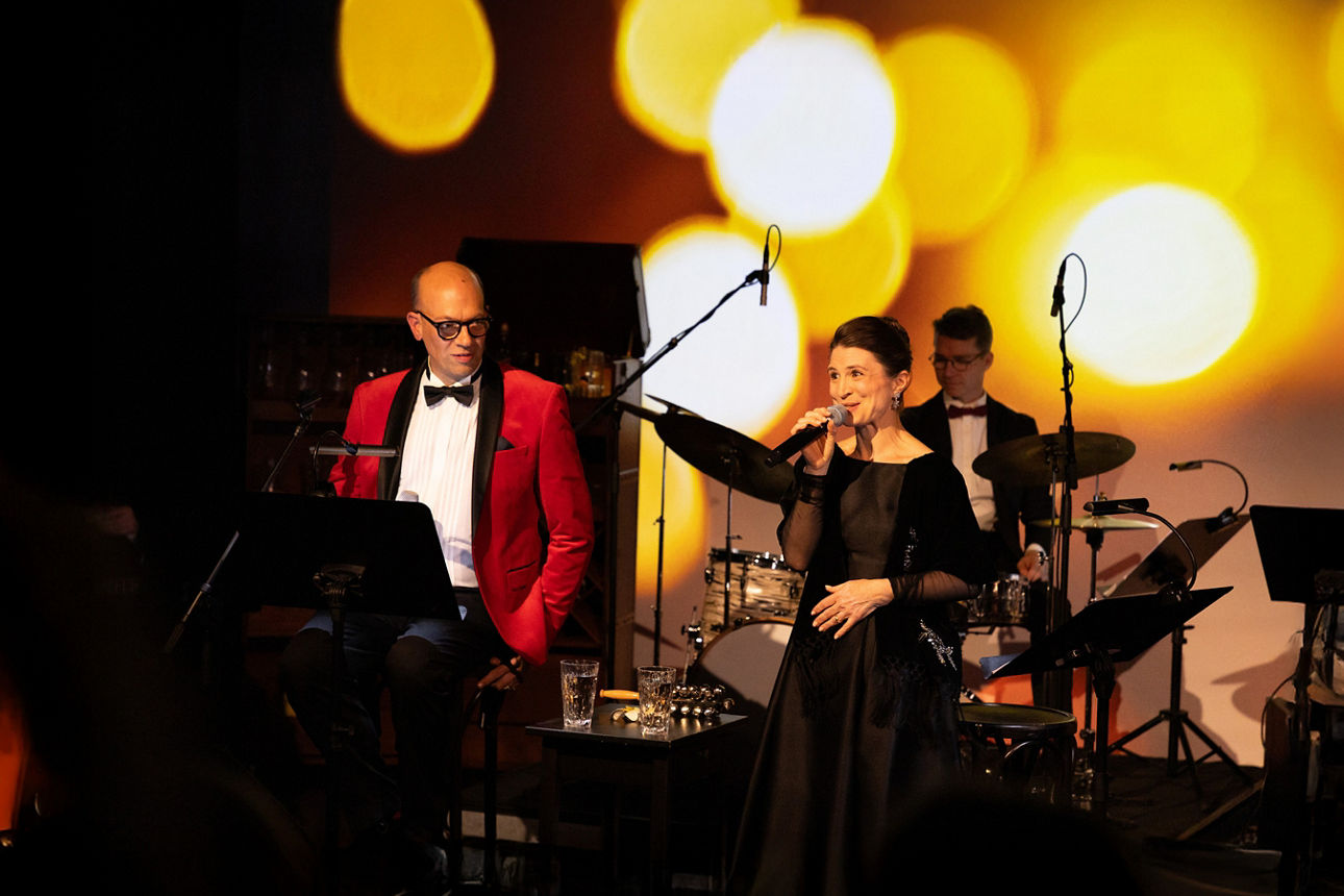 Frau singt auf der Bühne