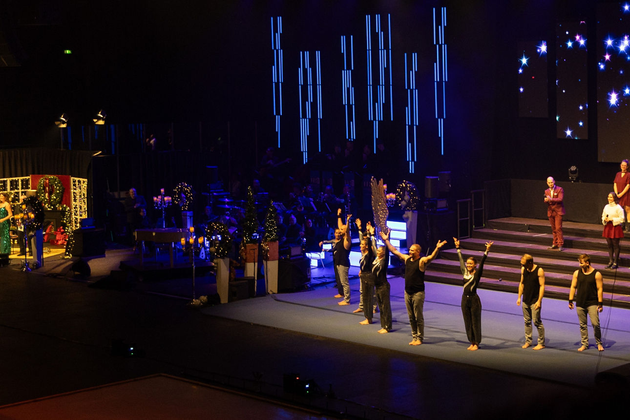 Künstler stehen auf der Bühne und performen