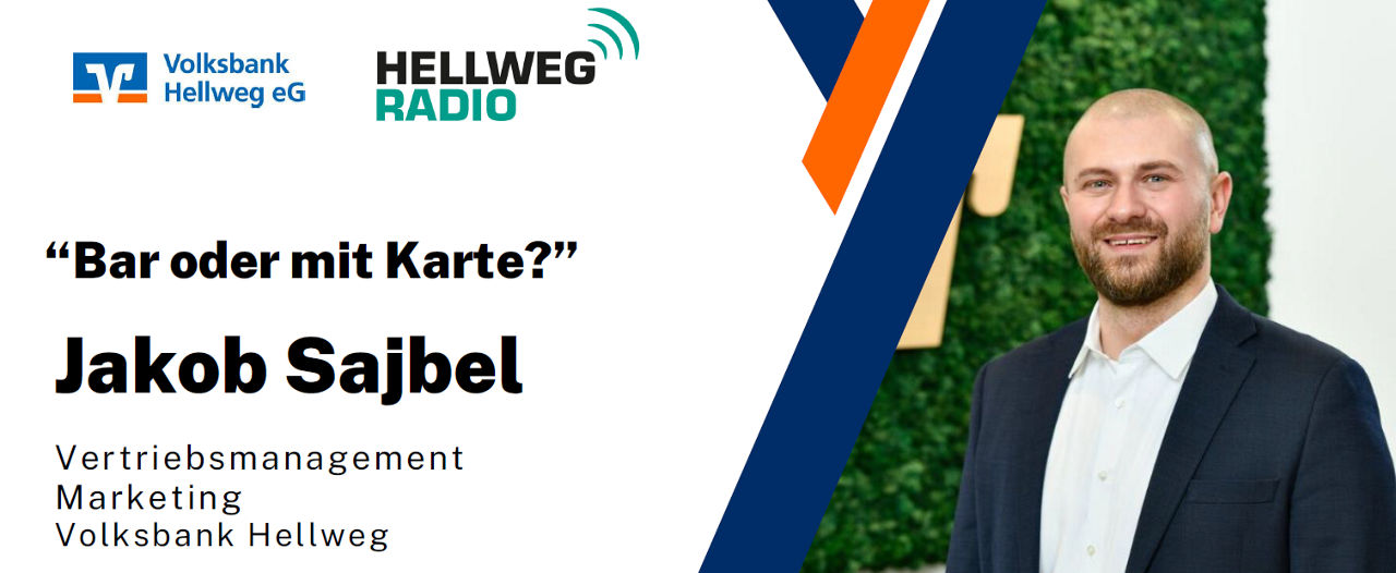 Links steht der Name des Podcasts und des Gasts. Rechts ist ein Foto von Jakob Sajbel.