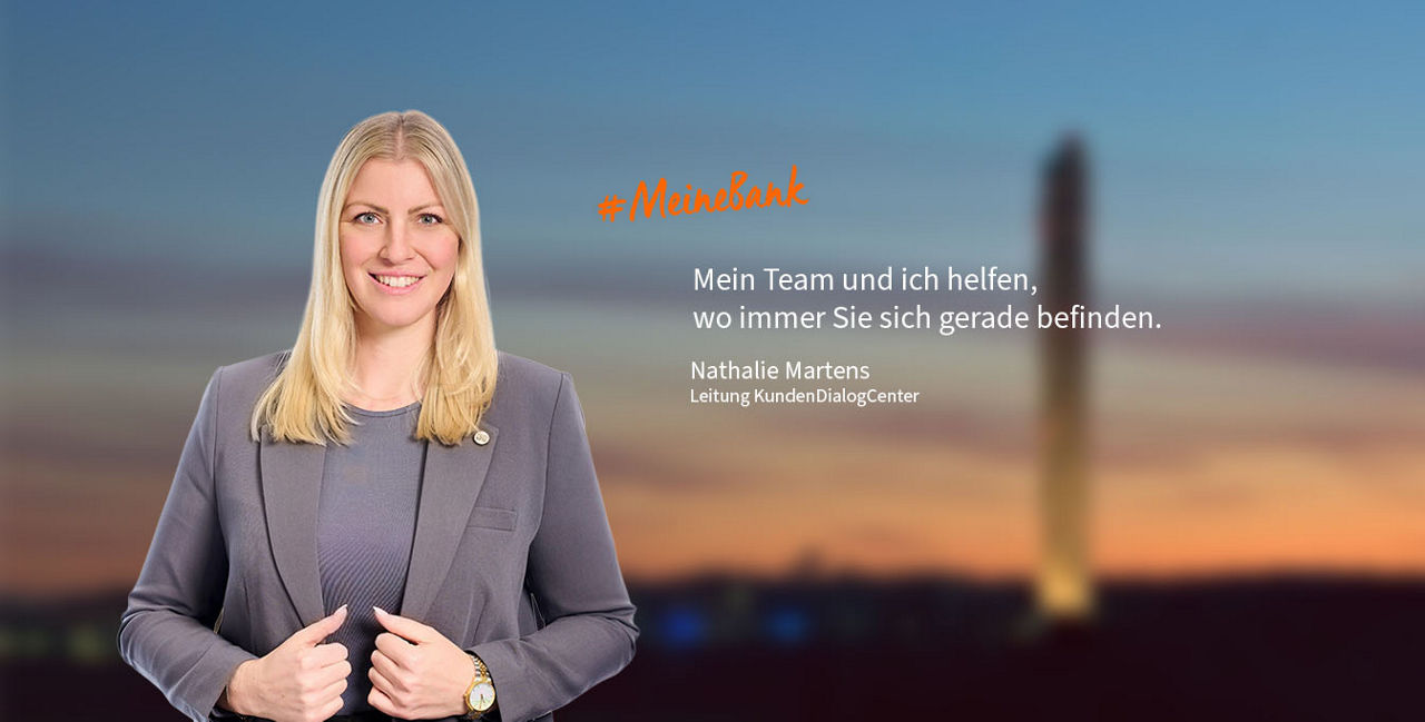 Mitarbeiterbild: Frau Nathalie Martens und im Hintergrund verschwommen die Stadt Rottweil.