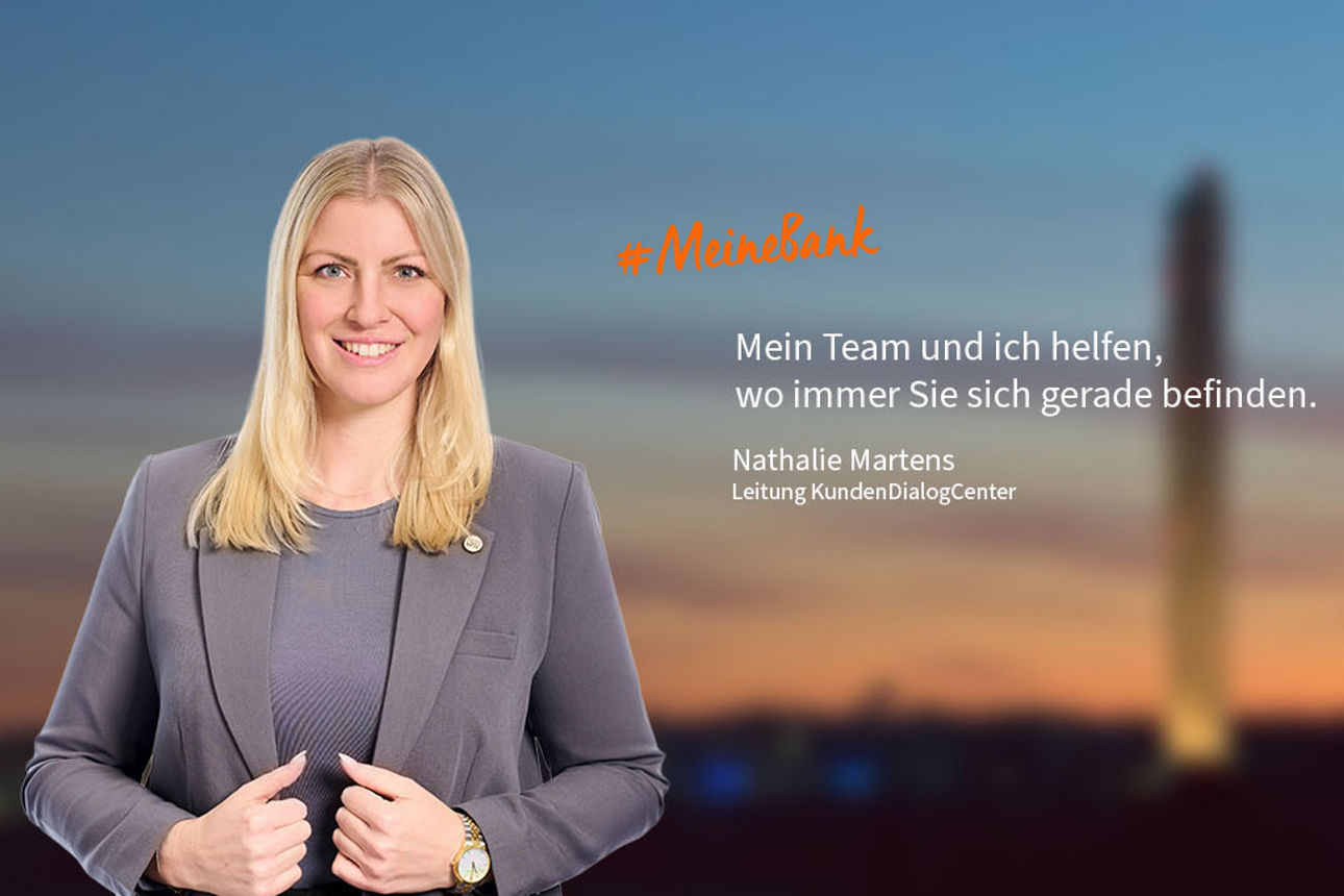 Mitarbeiterbild: Frau Nathalie Martens und im Hintergrund verschwommen die Stadt Rottweil.