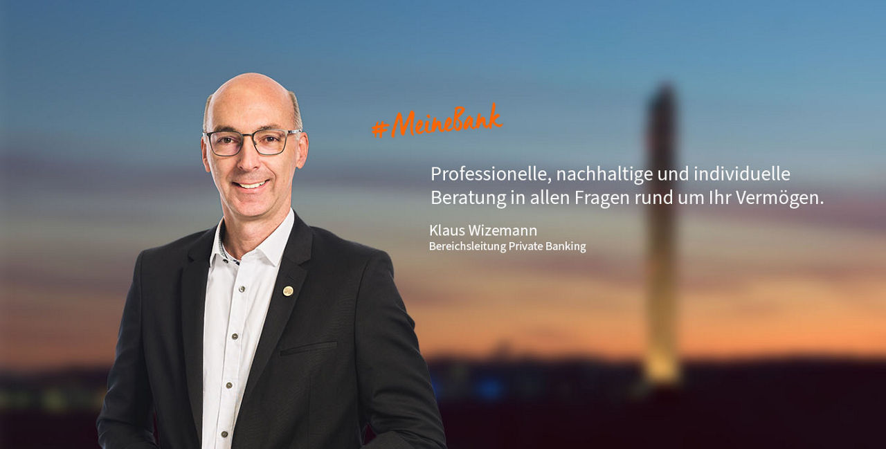 Mitarbeiterbild: Herr Klaus Wizemann und im Hintergrund verschwommen die Stadt Rottweil.