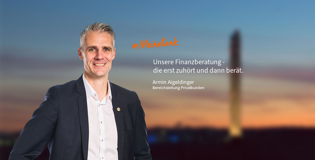 Mitarbeiterbild: Herr Armin Aigeldinger und im Hintergrund verschwommen die Stadt Rottweil.