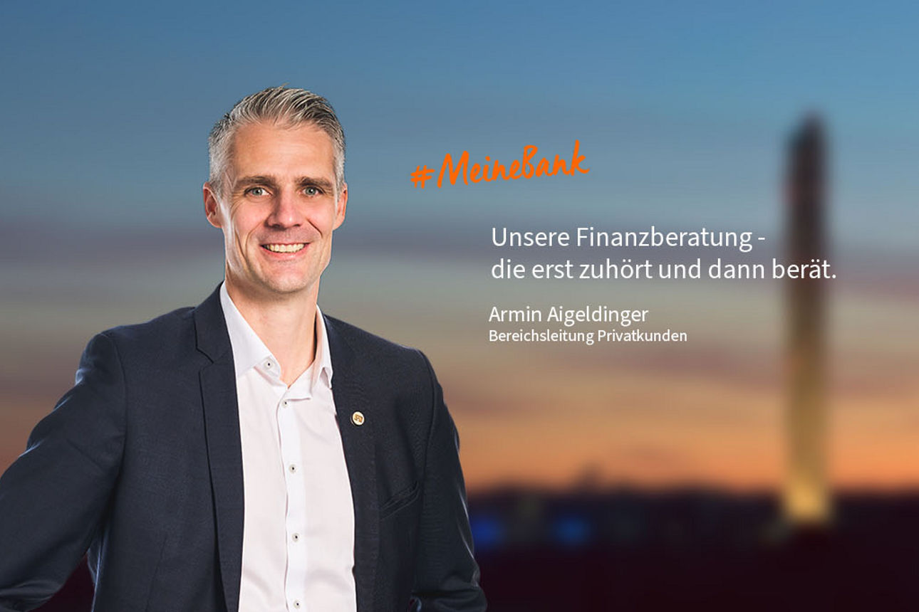 Mitarbeiterbild: Herr Armin Aigeldinger und im Hintergrund verschwommen die Stadt Rottweil.