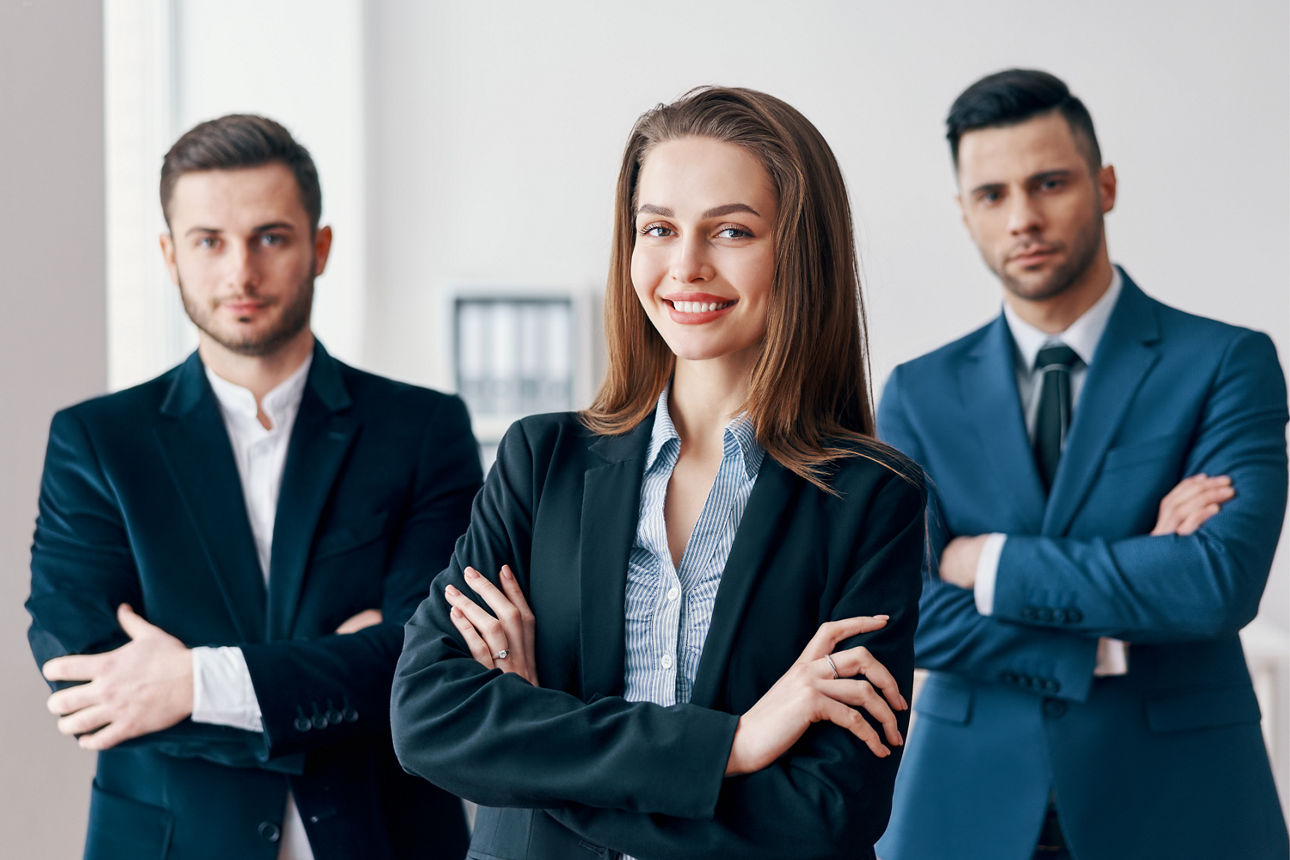 Drei Menschen stehen im Büro