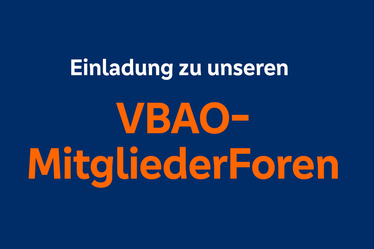 In weißer Schrift "Einladung zu unseren" in Orangener Schrift "VBAO-Mitgliederforen" auf Dunkelblauem Hintergrund.
