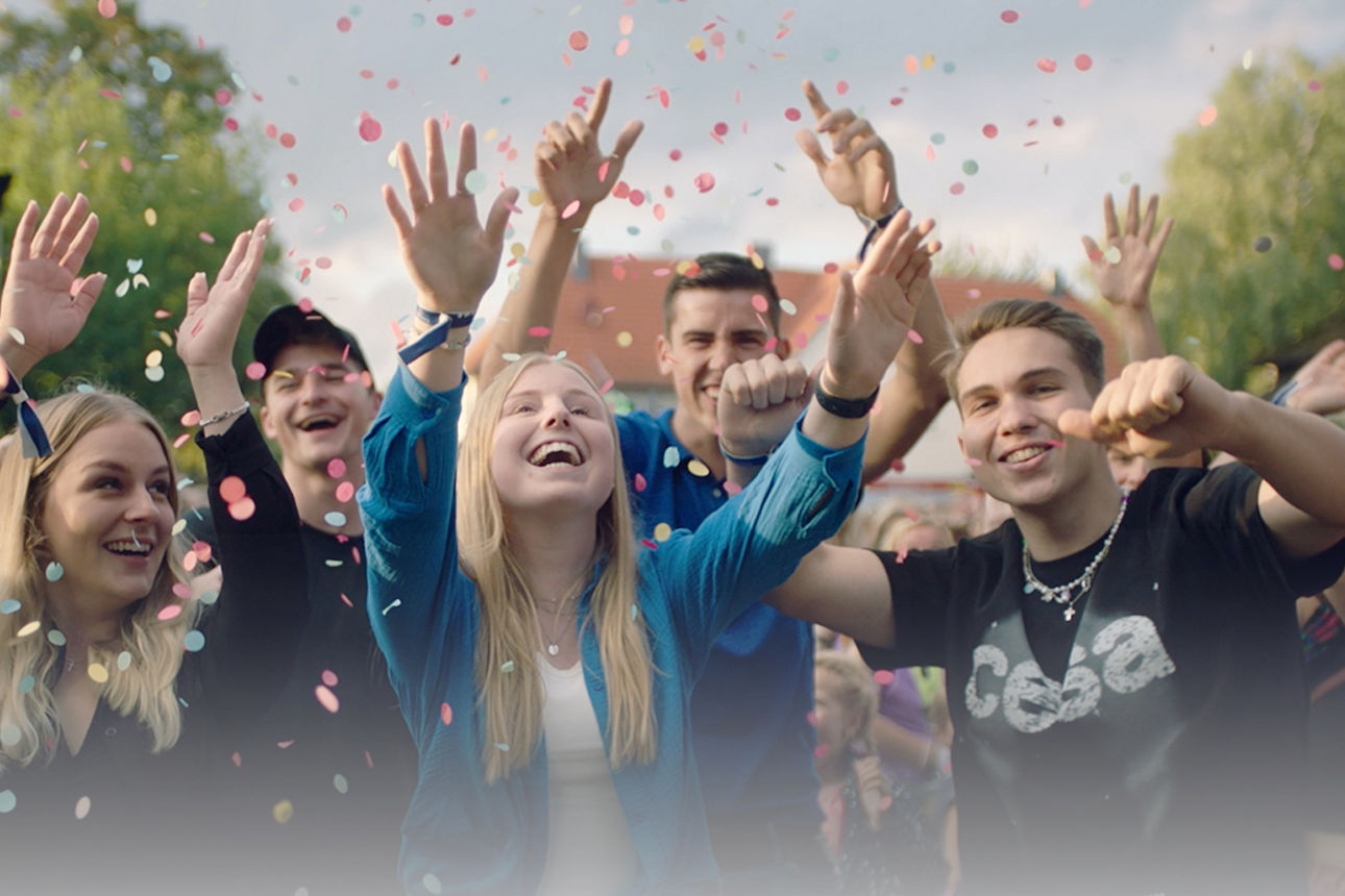 Eine Gruppe feiernder Jugendlicher auf einem Konzert