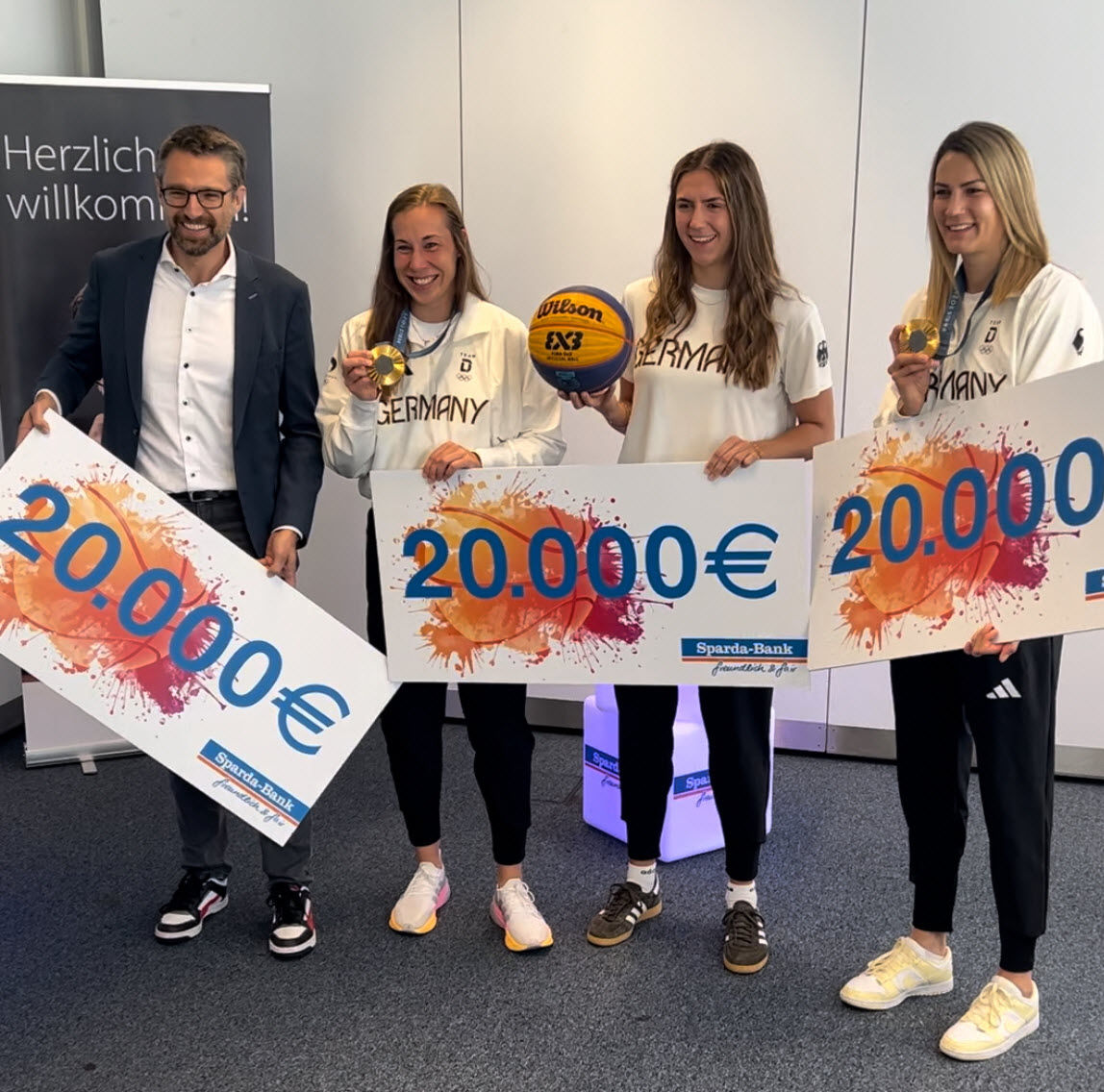Vorstandsvorsitzender mit den drei Olympiasiegerinnen