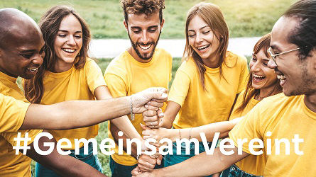Gruppe junger Menschen in gelben T-Shirts