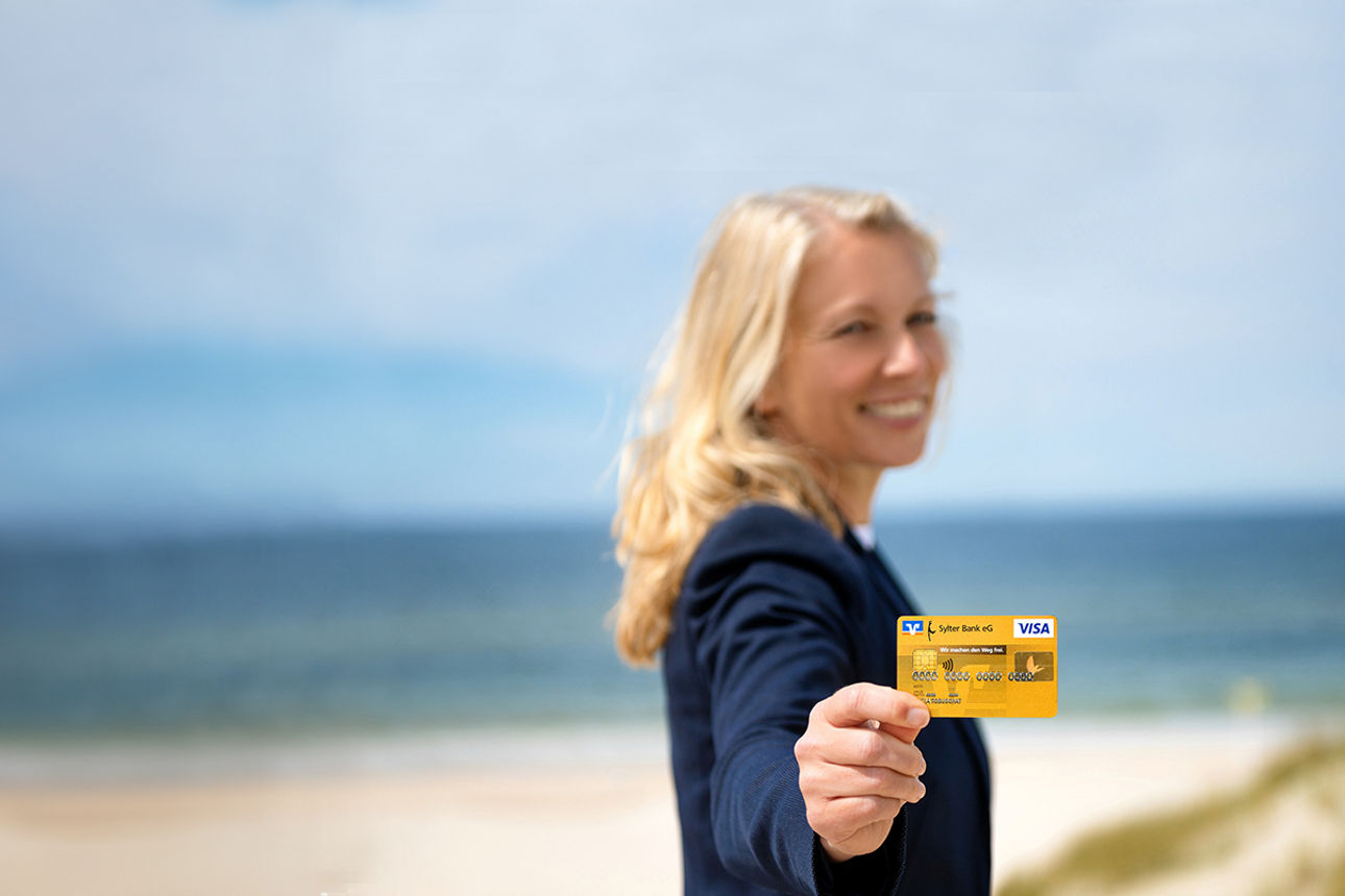 Zwei Freundinnen essen Sushi in einem Restaurant