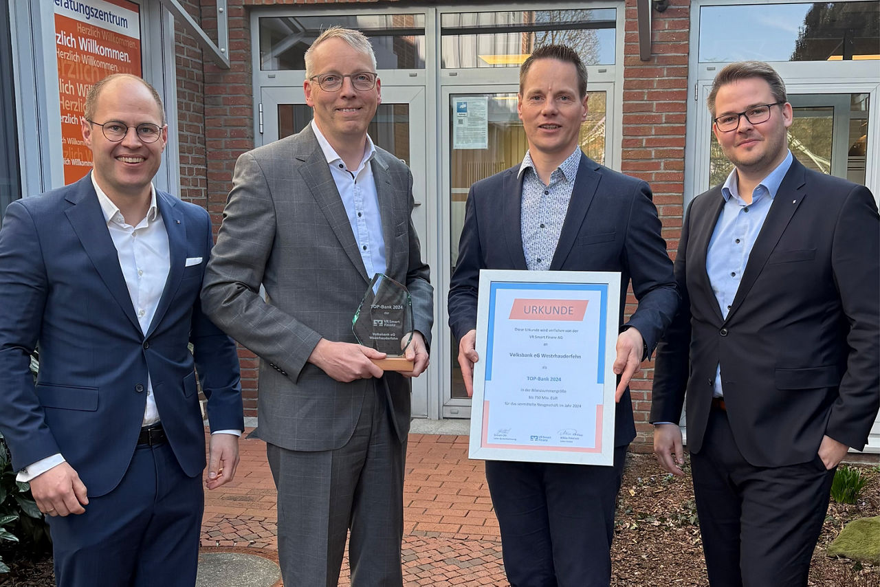 Mitarbeiter der Volksbank Westrhauderfehn und der VR-SmartFinanz freuen sich über die Zertifizierung zur Top-Bank 2024