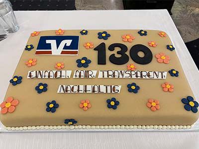 Eine Torte mit Blumen zum 130-jährigen Jubiläum.