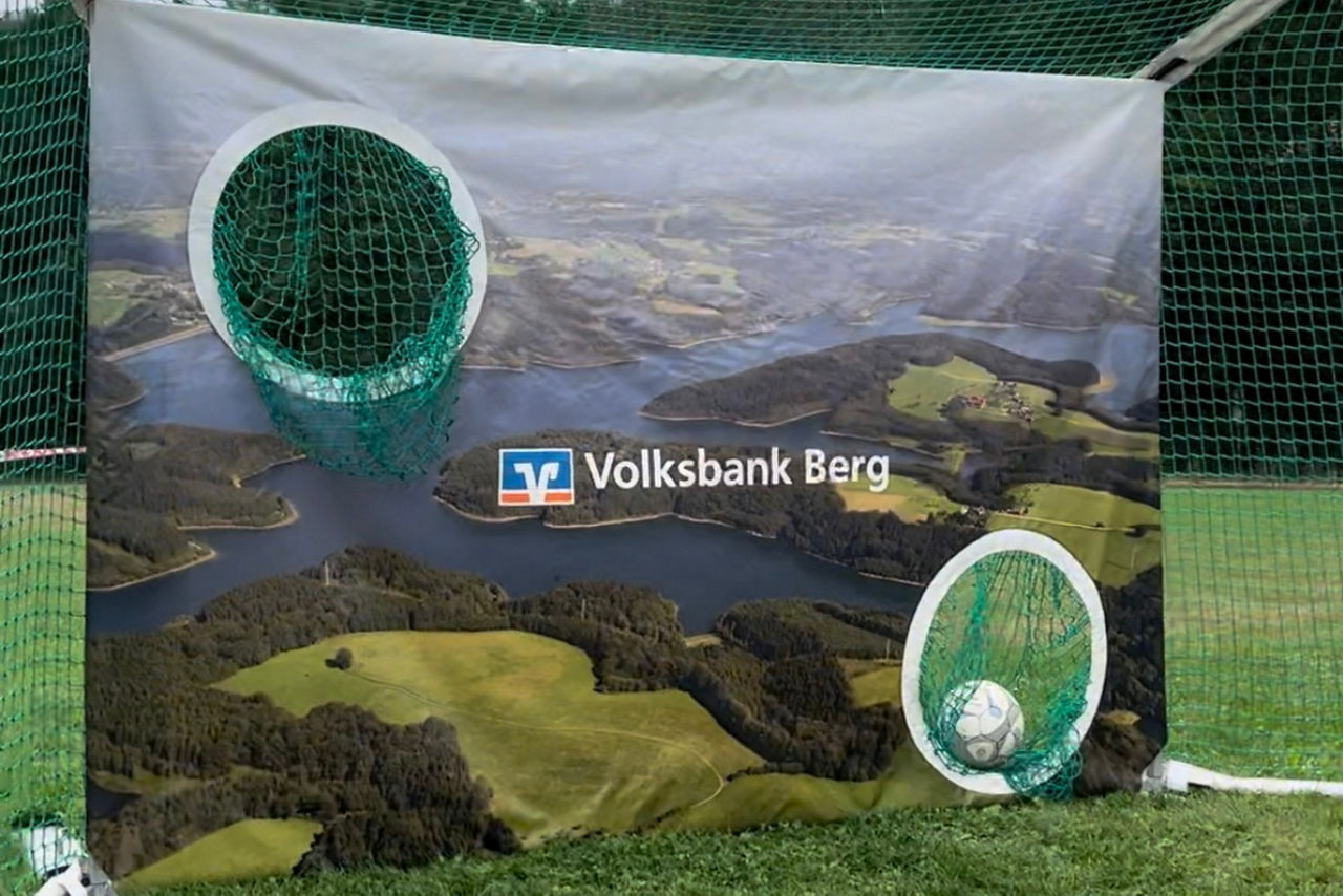 Ball liegt im Netz der Volksbank Berg Torwand