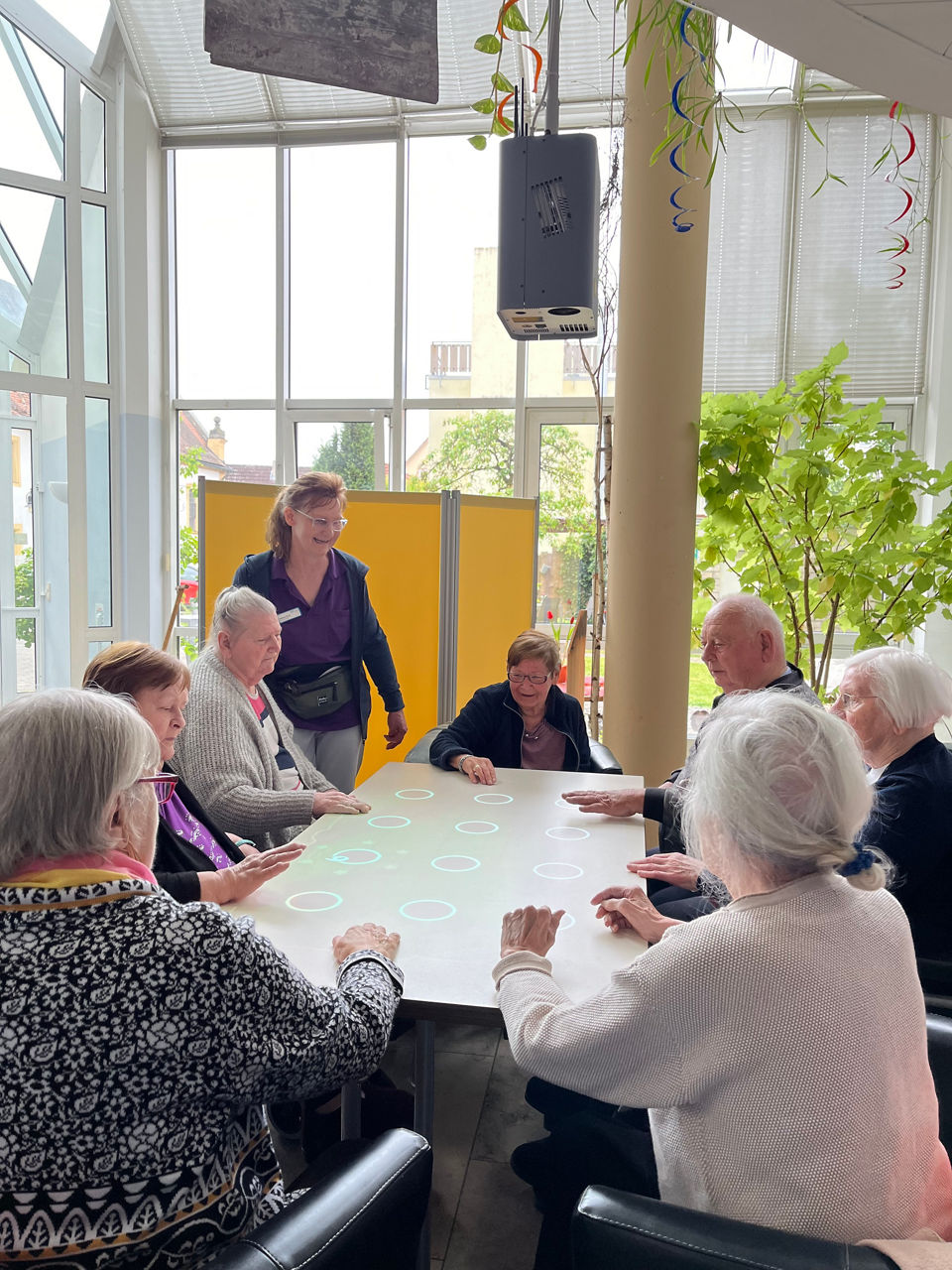 Senioren spielen an der Tovertafel