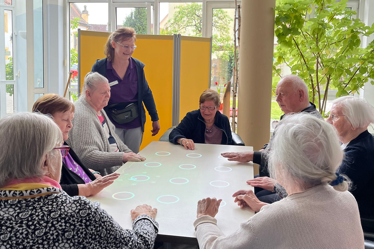 Senioren spielen an der Tovertafel