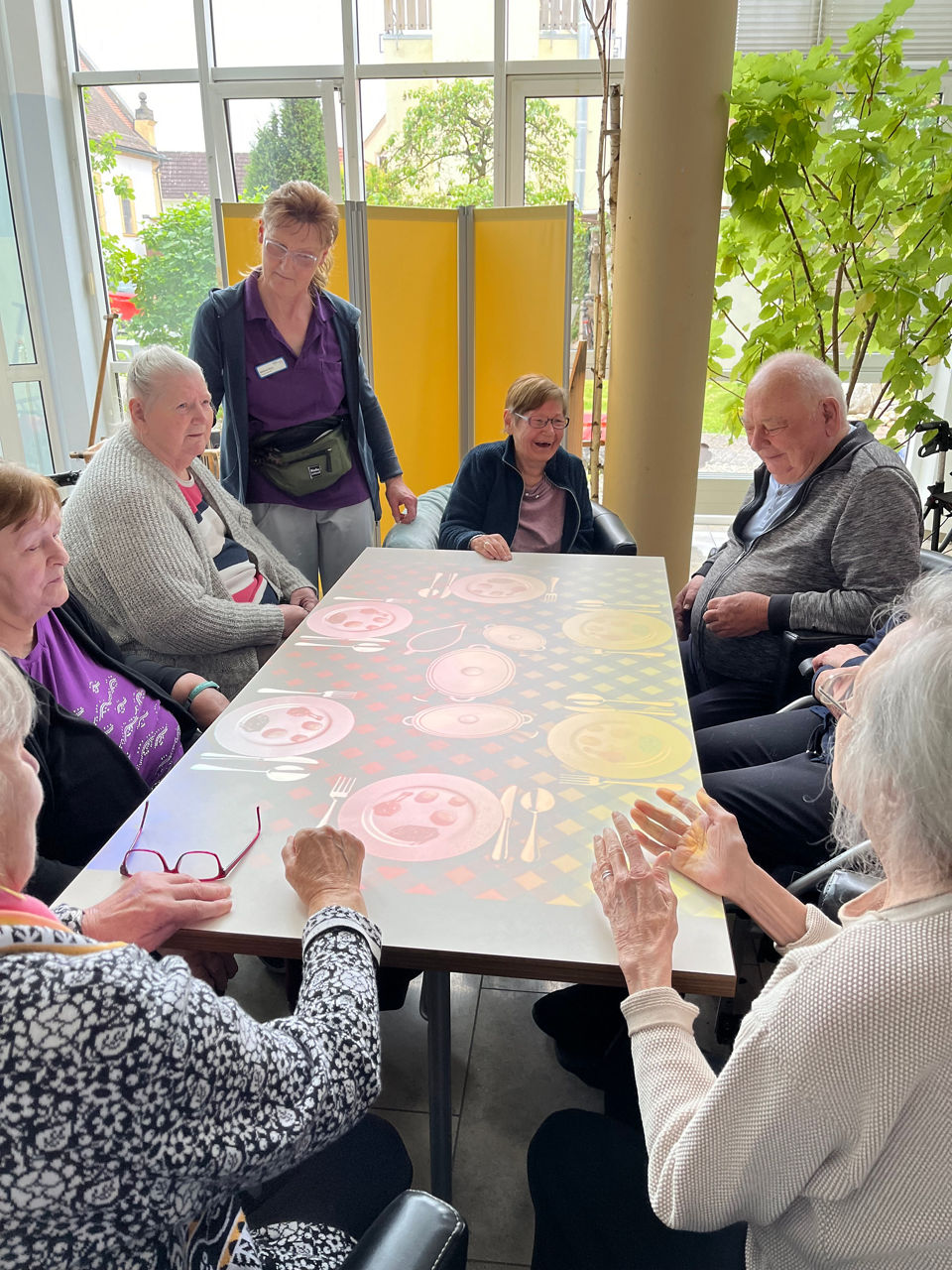 Senioren spielen an der neuen Tovertafel