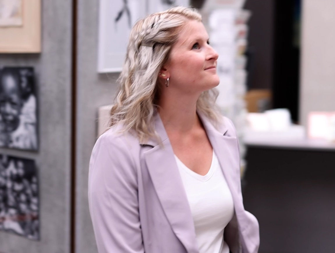 Junge Frau geht durch die Volksbank-Lobby im Regionalzentrum Bielefeld.