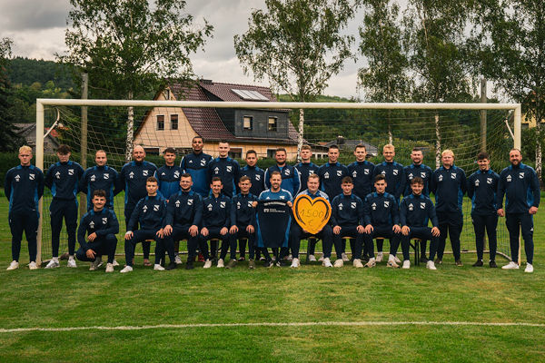 Kundenbetreuer Falco Florschütz und die Fußballspieler vom TSV 08 Gleichamberg.