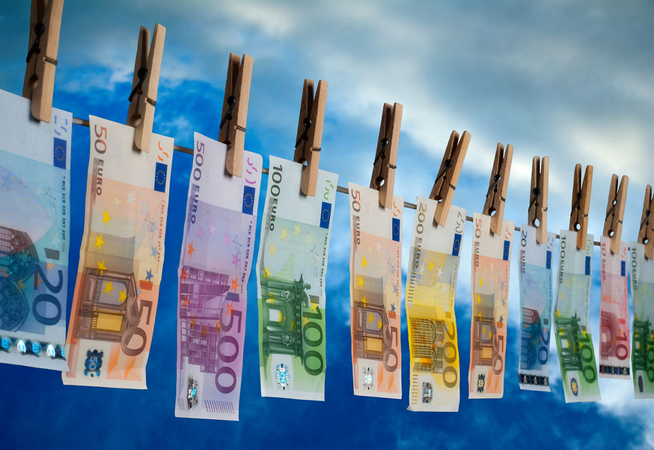 Euroscheine mit verschiedenen Werten hängen zum Trocknen an einer Leine