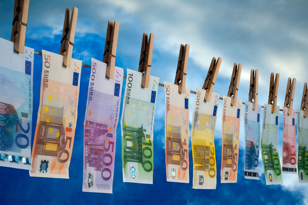 Euroscheine mit verschiedenen Werten hängen zum Trocknen an einer Leine