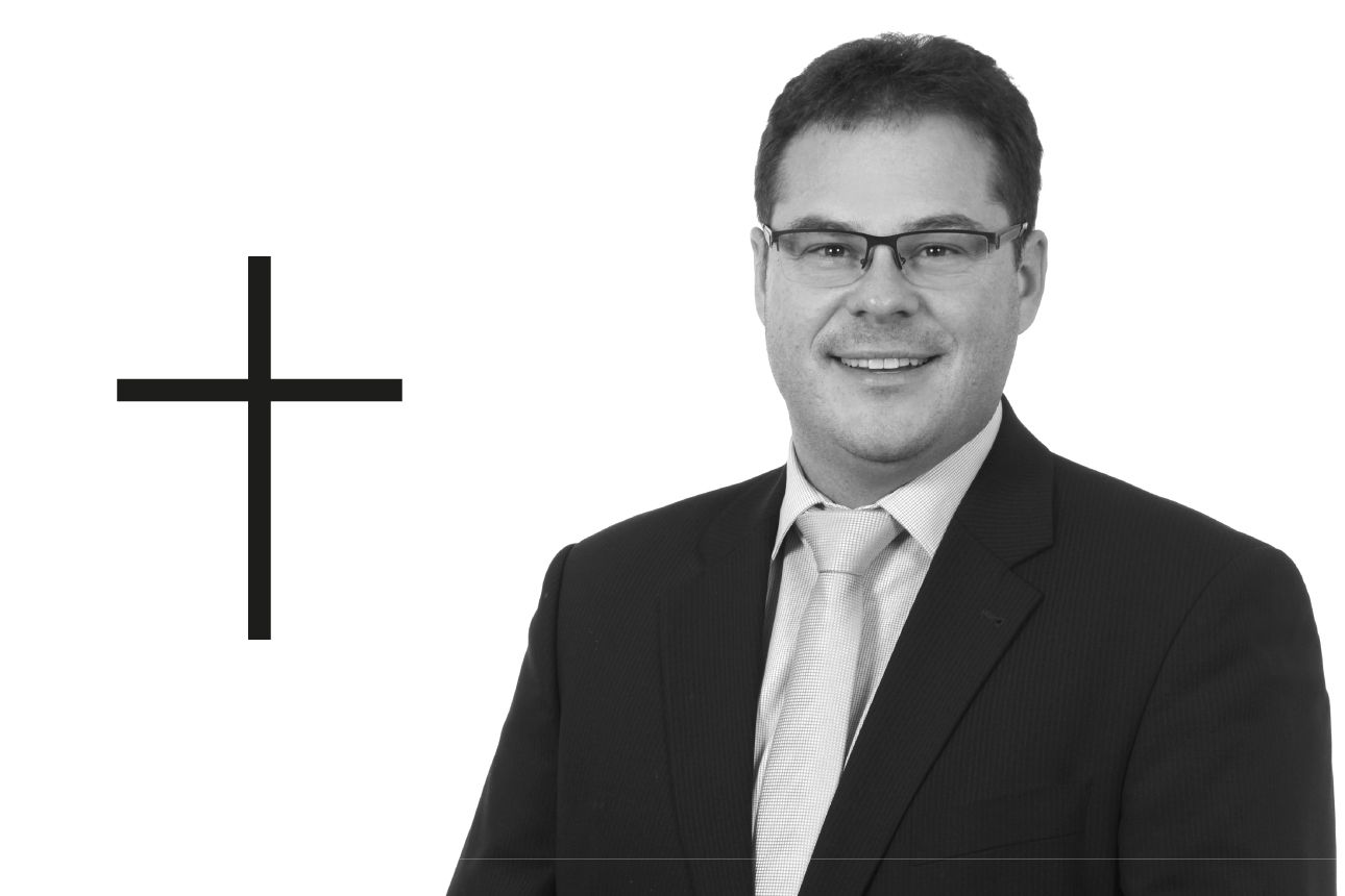 Ein freundlich lächelnder Mann im Anzug. Unser ehemaliger Kollege Herr Klaus Brauner
