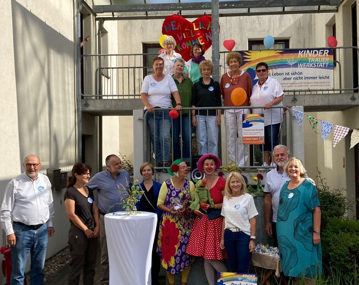 Aktive des Vereins der Trauerwerkstatt posieren auf einem Bild zum Tag der offenen Tür
