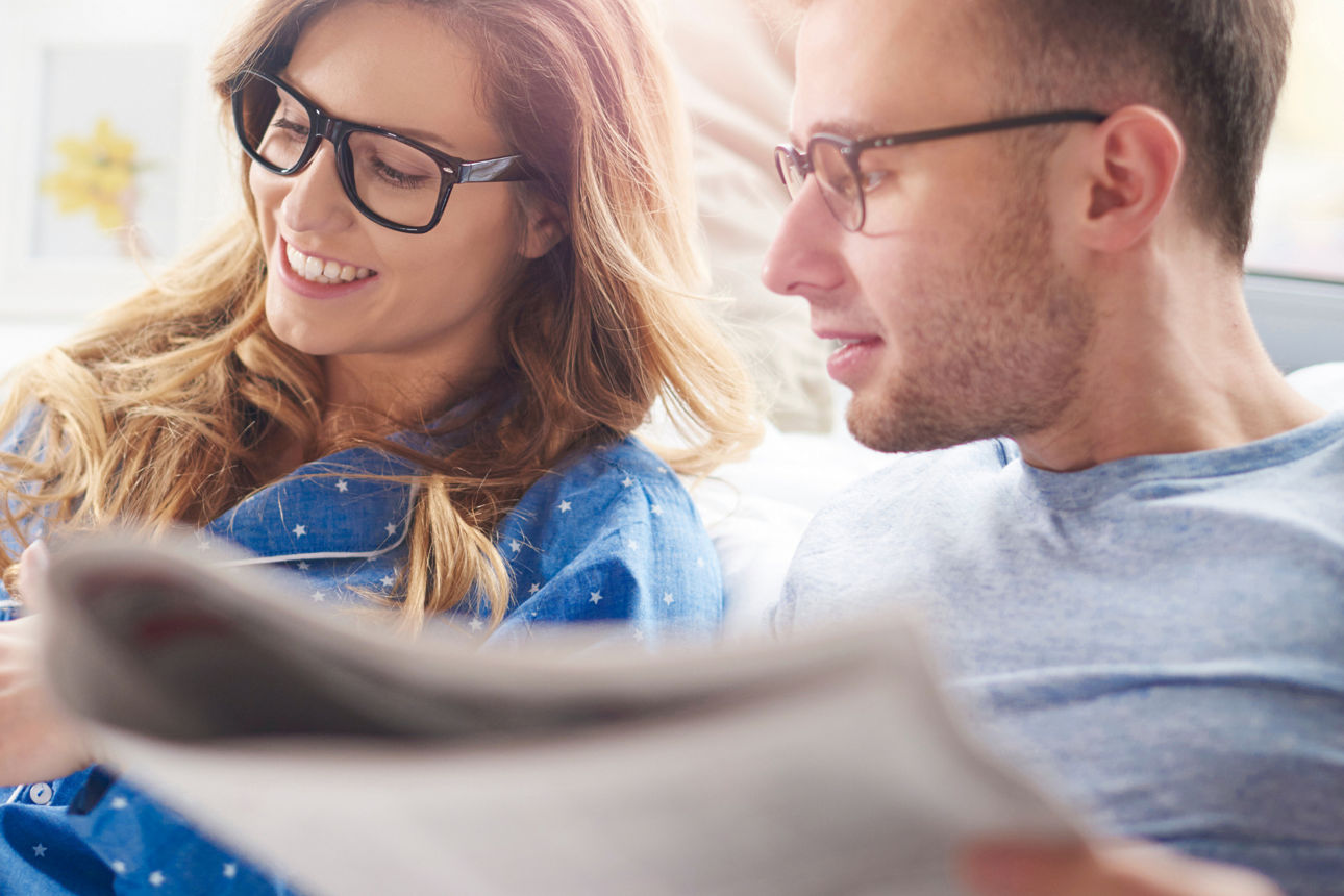 Mann und Frau lesen nebeneinander Magazine