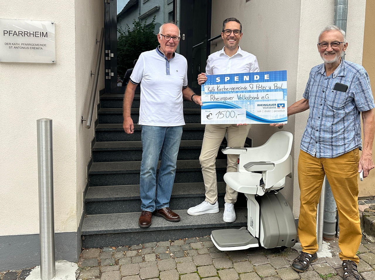 In Rauenthal übergibt Herr Braun die Spende zur Erbauung des Treppenlifts and die katholische Kirchengemeinde
