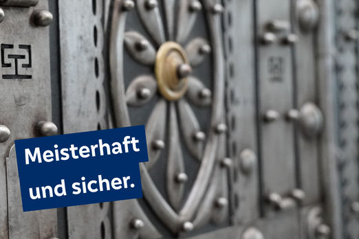 Eine Nahaufnahme von einem alten Tresor mit dem Text im Bild "Meisterhaft und sicher."