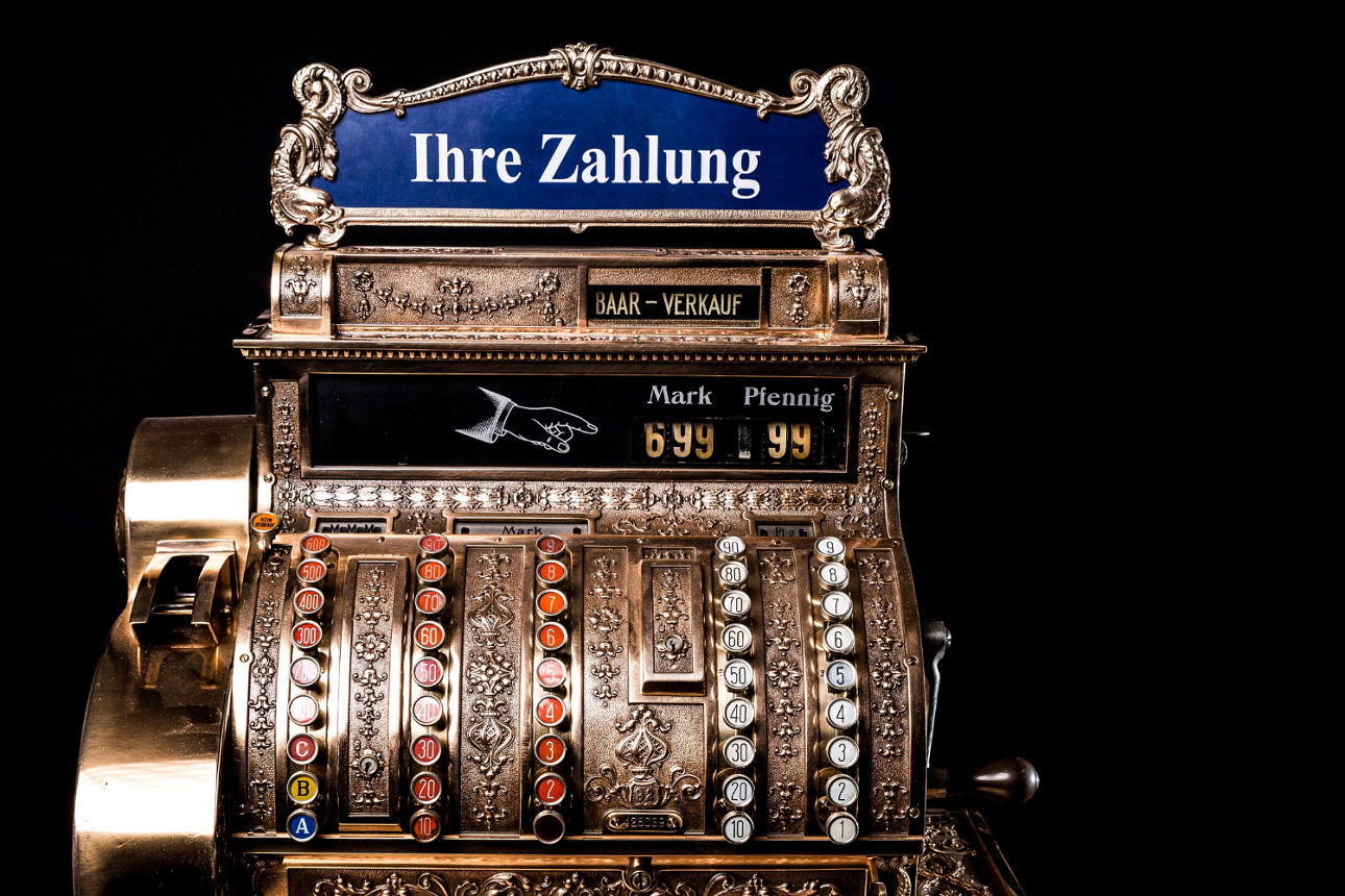 Antikes, verziertes Kassensystem aus Metall. Anzeige: „Ihre Zahlung“. Betrag: 699 Mark, 99 Pfennig.