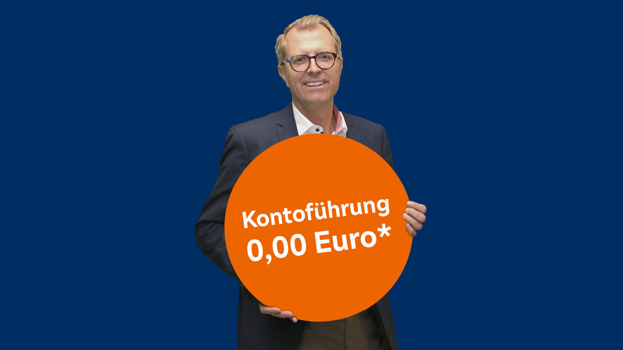 Lächelnder Mann hält orangenen Kreis Text: Kontoführung 0,00 Euro*