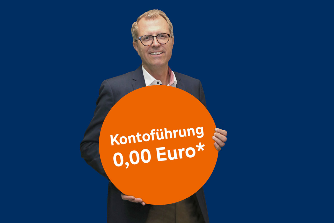 Lächelnder Mann hält orangenen Kreis Text: Kontoführung 0,00 Euro*