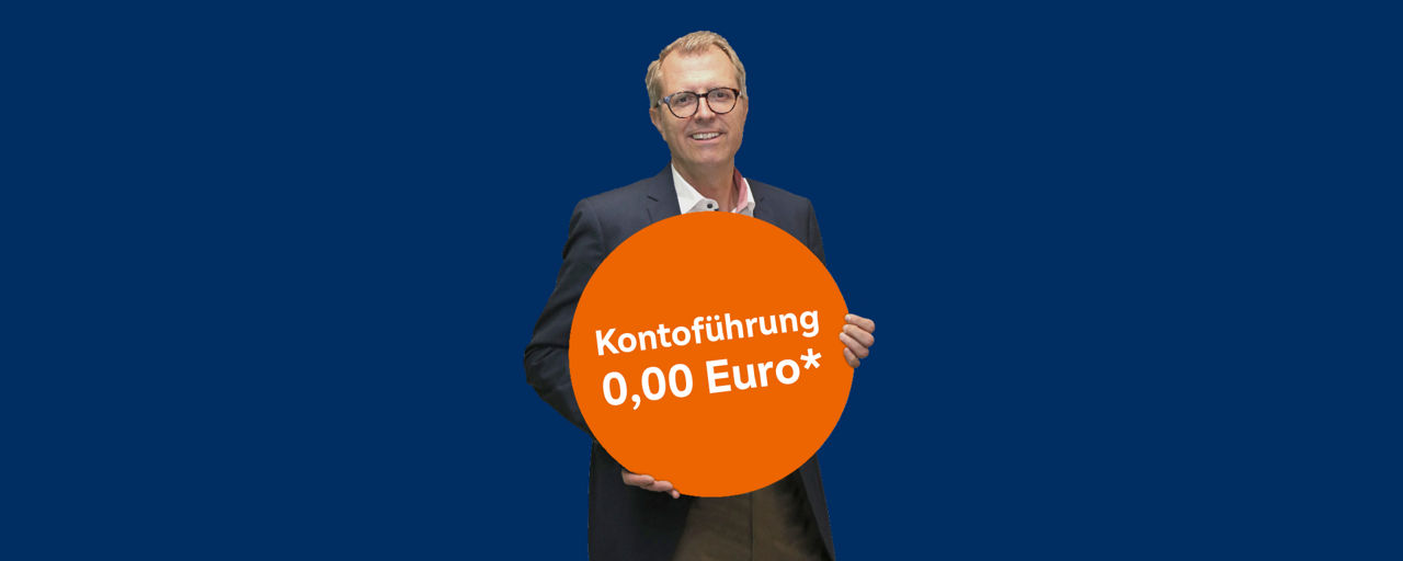 Lächelnder Mann hält orangenen Kreis Text: Kontoführung 0,00 Euro*