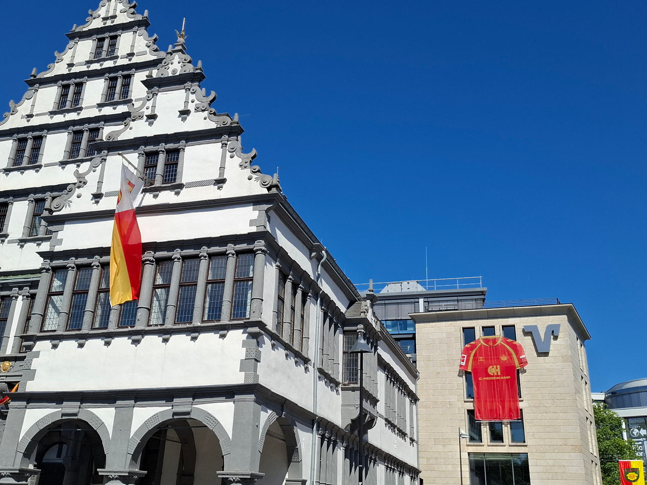 Neben dem Rathaus hängt an der Turmfassade der VerbundVolksbank OWL eG das neue Auswärtstrikot des SC Paderborn 07 im XXXL-Format.