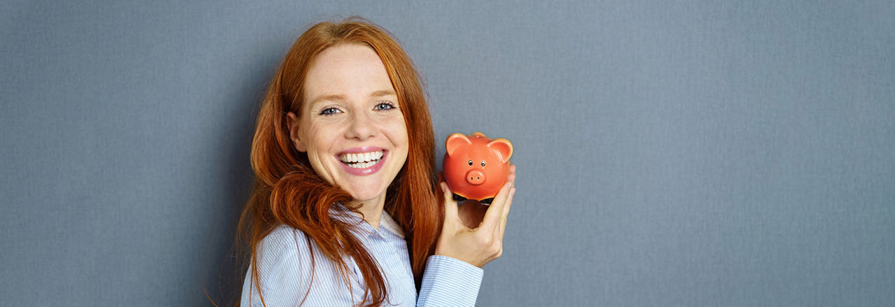 Frau mit orangenem Sparschwein