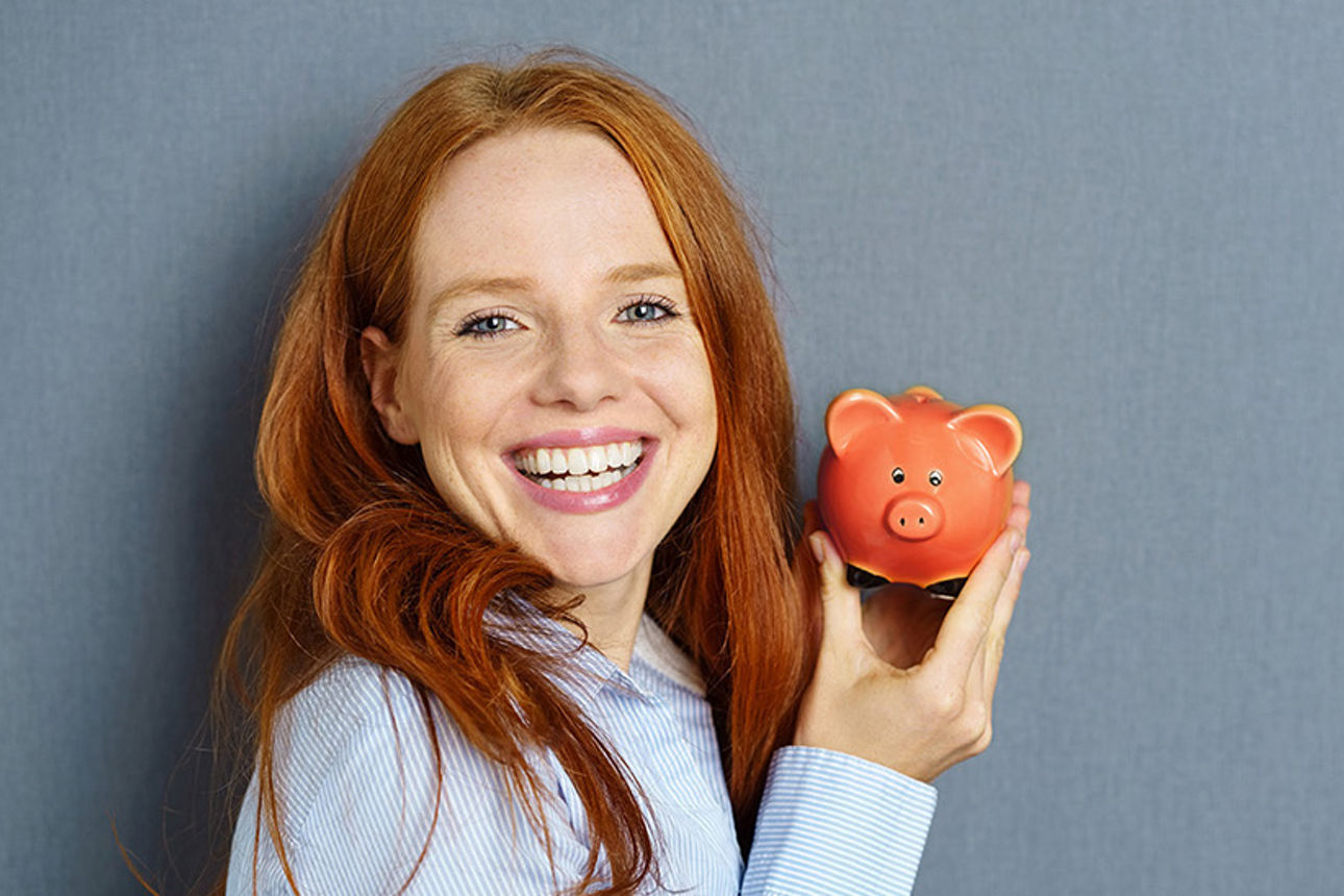 Frau mit orangenem Sparschwein