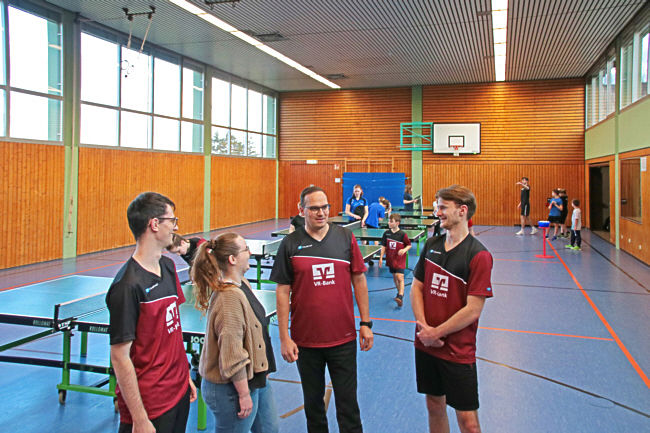 Berater und TuG Hofen Mitglieder in der Tischtennishalle